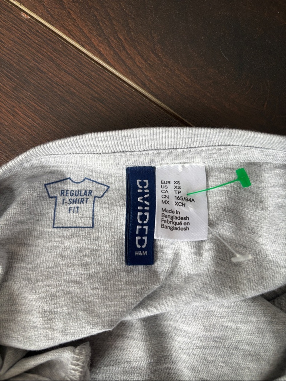 H&M Gray Short Sleeve Tee with Beach Graphic from 90210 - Picture 3 of 3